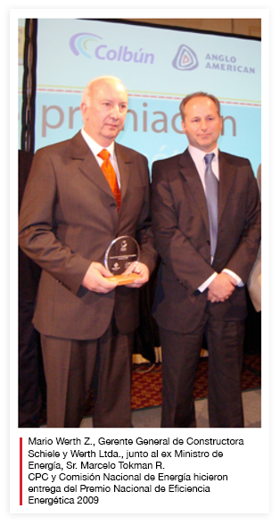 Mario Werth Z., Gerente General de Constructora Schiele y Werth Ltda., junto al ex Ministro de Energía, Sr. Marcelo Tokman R. CPC y Comisión Nacional de Energía hicieron entrega del Premio Nacional de Eficiencia Energética 2009